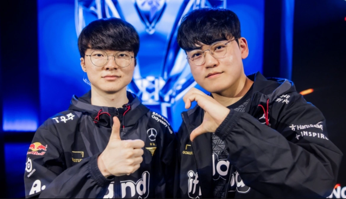 Analisis T1: Faker dan Gumayusi mengangkat Summoner's Cup keenam T1 setelah final dramatis 3-2 vs KT Rolster di Chengdu 2025. Foto: Riot Games