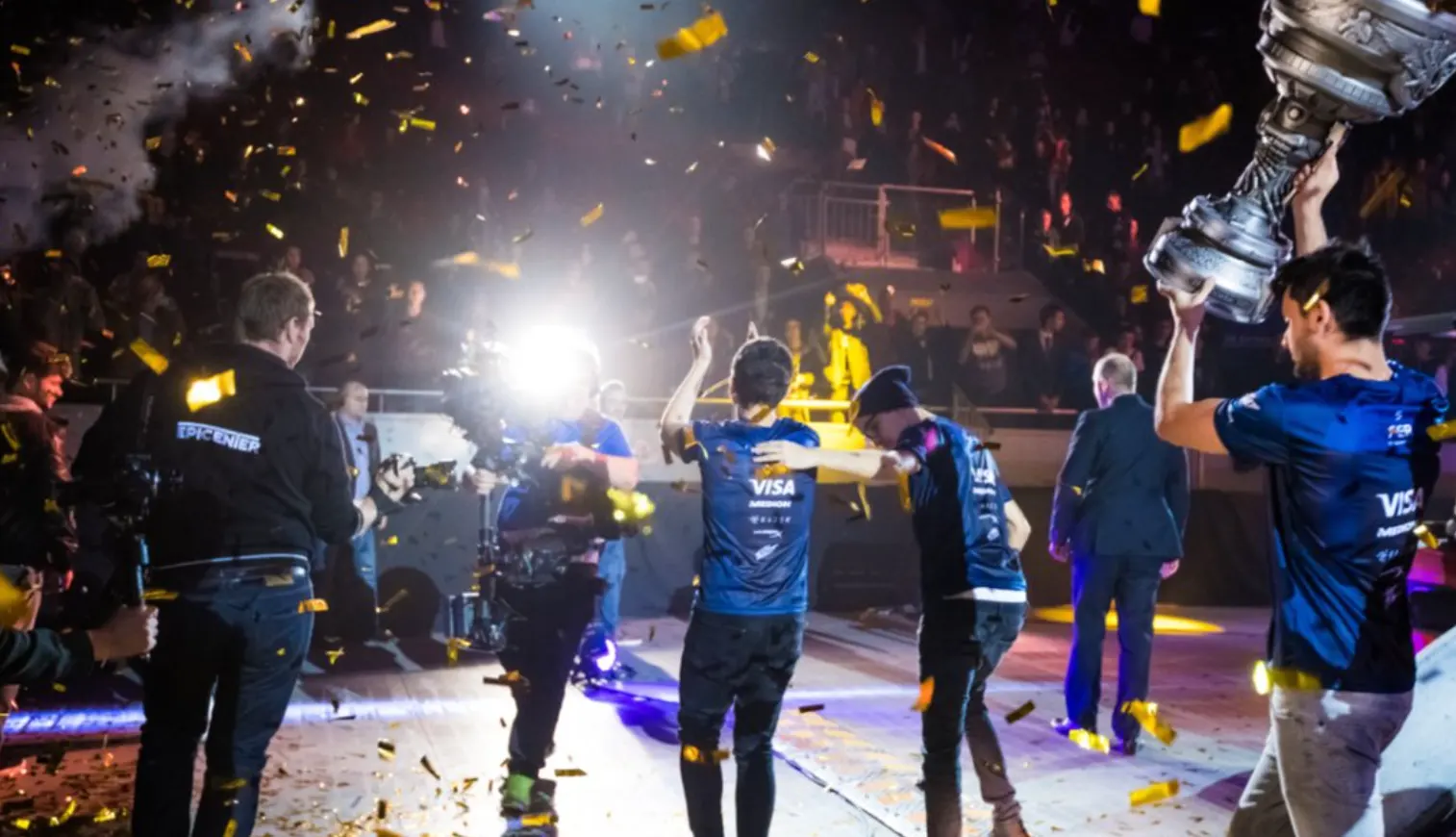 Cara Menjadi Gamers yang Menghasilkan Uang untuk Pemula Step by step Attitude yang baik dan konten highlight yang konsisten adalah kunci untuk dilirik oleh tim e-sports besar.