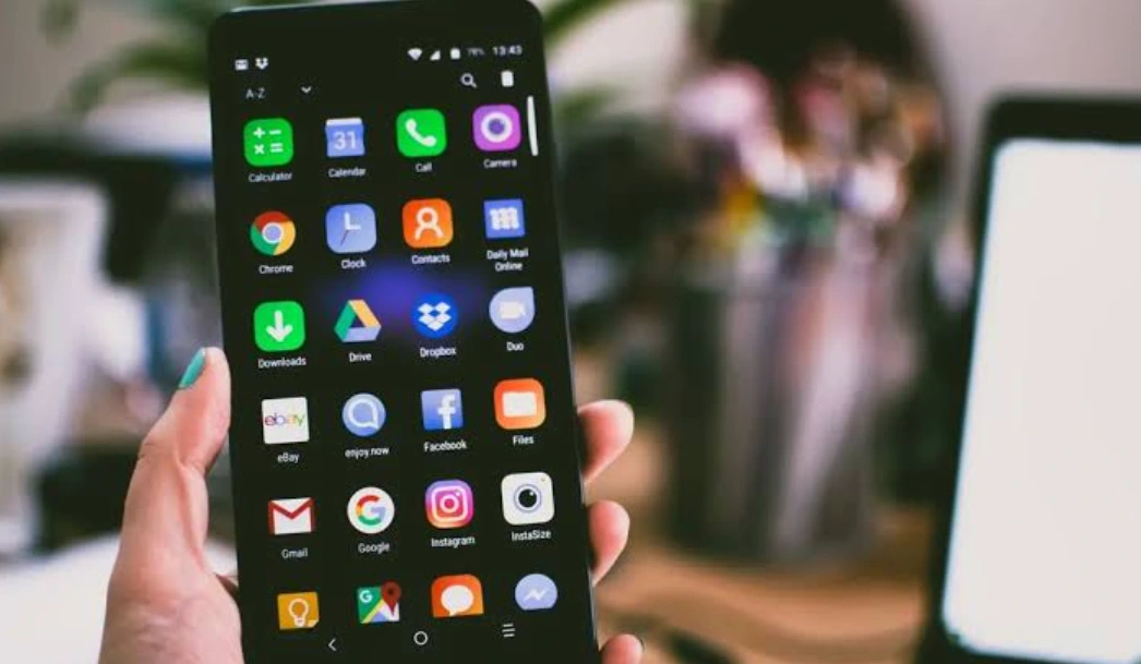 Perbandingan Skema: Simulasi potongan Google Play lama vs baru 2026 dalam rupiah untuk developer di bawah dan di atas Rp17,8 miliar. Foto: Reuters/Getty