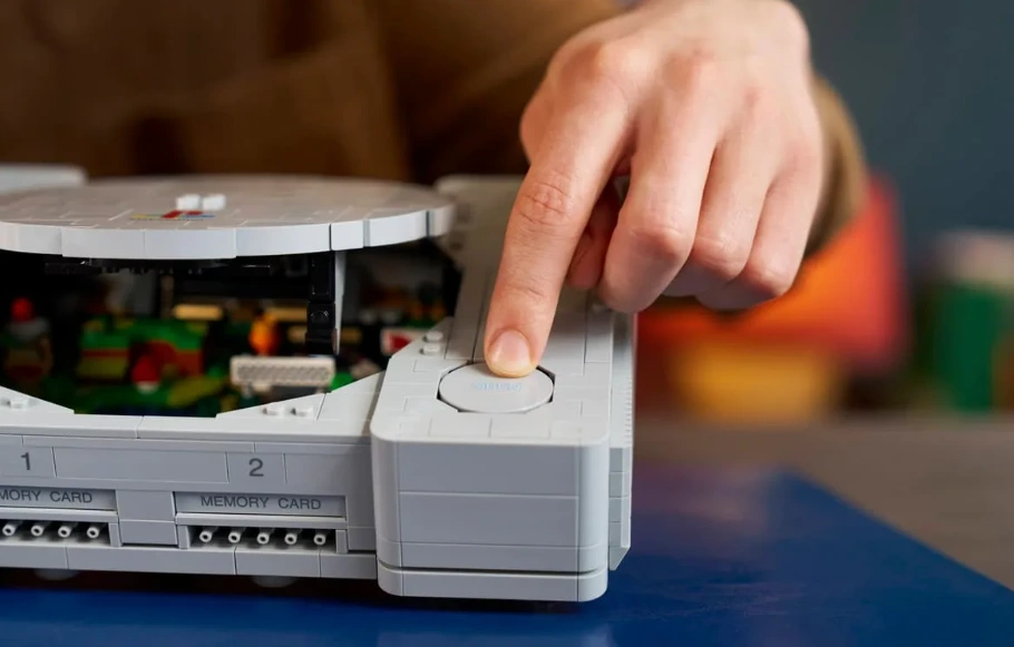 Replika LEGO PlayStation 1 dengan skala presisi yang menyerupai konsol orisinal rilisan tahun 1994.